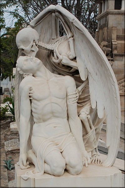 Resultado de imagen de el beso de la muerte escultura